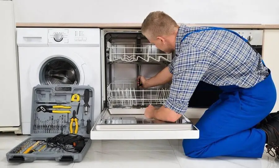 Adapazarı Hitachi servisi teknisyen ekibi beyaz eşya tamiri yaparken